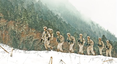 上图:官兵在巡逻途中。李盛林 摄
