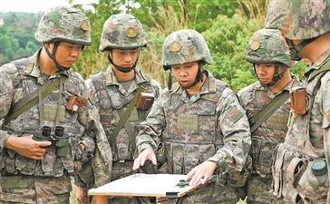 训练牵头人余世杰(左三)指导营、连两级教练员开展军事地形学课目教学。侯向坤 摄