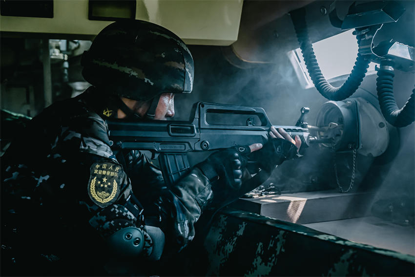 侦察队员依托射击孔进行射击。