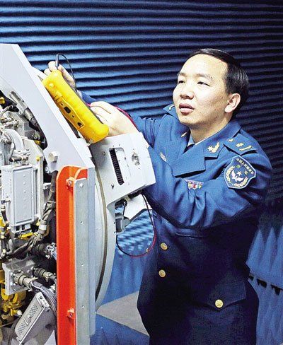 陈淑文在检查雷达设备参数。（科技日报 谭超摄）