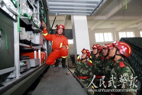 刘卫民在为大家介绍破碎镐的基本性能 点击进入下一页