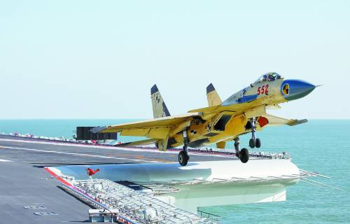 歼-15舰载机在辽宁舰进行触舰复飞试验。 李唐摄 点击进入下一页