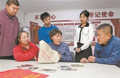图②:祝江波(右三)给社区干部群众讲述手帕背后的故事。姚振峰 摄