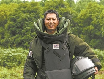训练结束,海军某部三级军士长白晓贵摘下防爆头盔,露出开心笑容。王凯 摄