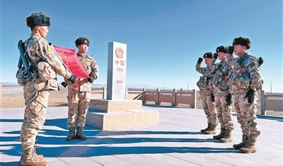 图①:官兵们在界碑前宣誓。