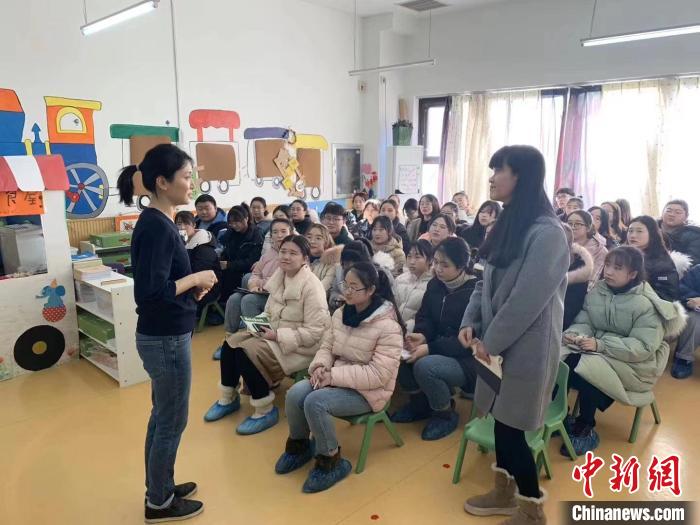 台青洪文琪与教师分享英语启蒙？和育儿经验。　辽宁省台办供图