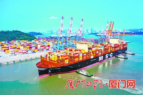 世界最大量级集装箱船“地中海·中国”处女航到访厦门港