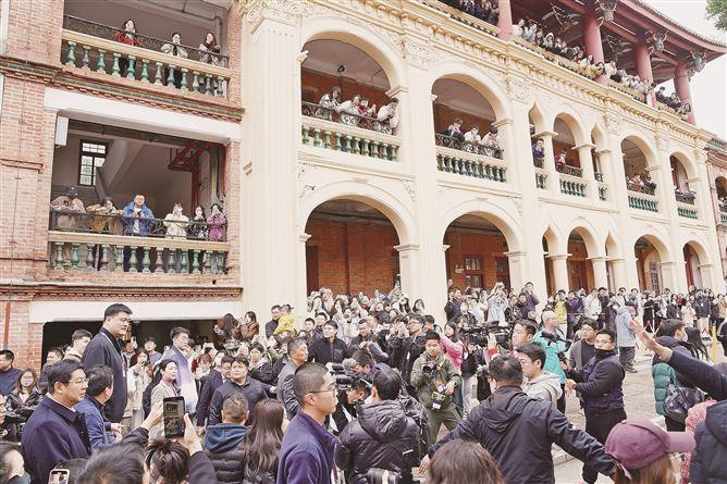 乐鱼体育平台姚明现身集美 感受嘉庚精神(图1)