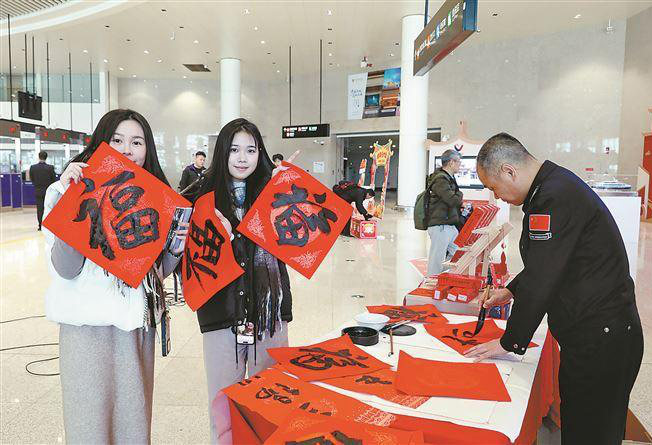 春运首日 五通客运码头送“福”啦